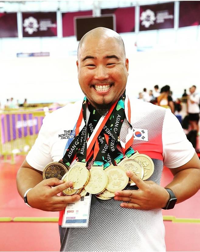 2018 자카르타-팔렘방 아시안게임에서 선수들이 딴 금메달을 목에 걸고 있는 김형일 전 감독. 김형일 제공