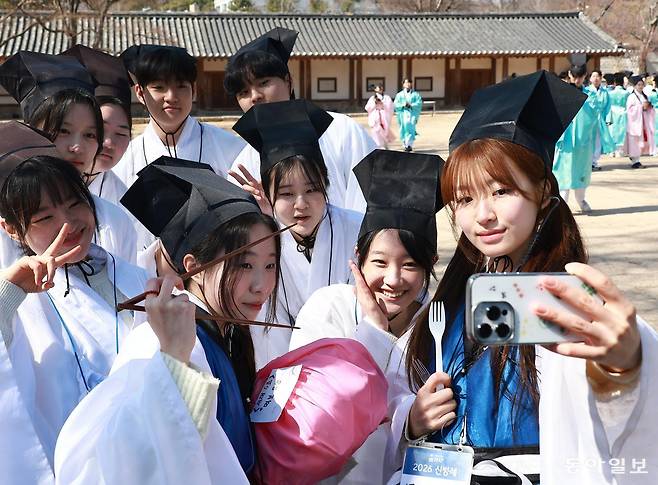 8일 서울 종로구 성균관대학교 명륜당에서 열린 2026 신방례에서 유생 의복을 입은 신입생들이 재학생들과 기념 사진을 촬영하고 있다. 송은석 기자 silverstone@donga.com