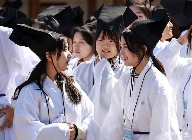 8일 서울 종로구 성균관대학교 명륜당에서 열린 2026 신방례에서 신입생들이 밝게 웃고 있다. 송은석 기자 silverstone@donga.com