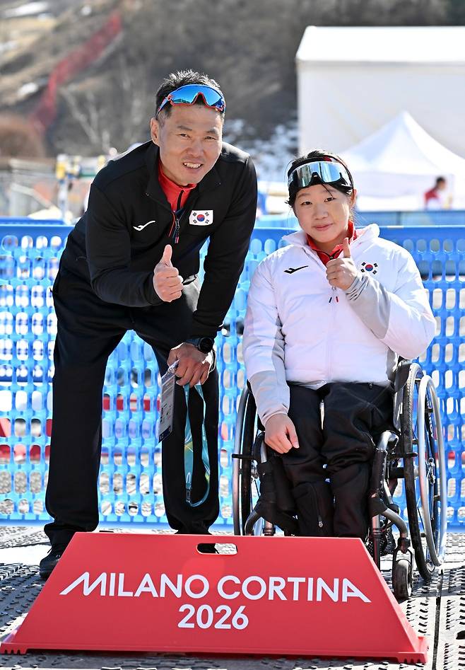 바이애슬론 신의현(왼족)과 김윤지가 8일(현지시간) 이탈리아 테세로 크로스컨트리 스키 스타디움에서 열린 2026 밀라노 코르티나 동계패림픽 바이애슬론 12.5km 경기를 마치고 함께 포즈를 취하고 있다. 2026.03.08. 테세로=사진공동취재단