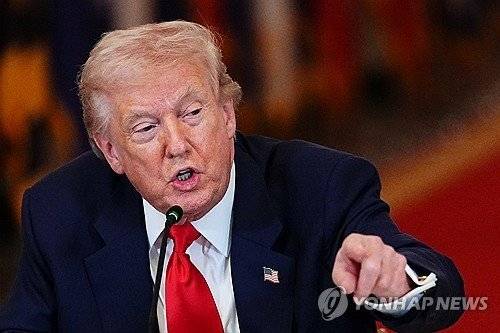 "You're Fired"지난 5일(현지시간) 영국의 가디언에 따르면 트럼프 대통령은 이날 앤트로픽과의 관계를 끊었다며 “나는 앤트로픽을 해고했다. 그들은 그런 일을 해서는 안 됐다. 나는 그들을 개처럼 잘랐다”고 말했다. 이날 미국 국방부는 앤트로픽과 그 제품을 공급망 위험 업체로 지정했다. 사진=연합뉴스