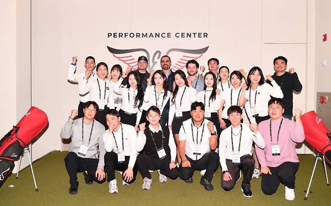 지난 6일 경기 성남시 골프존마켓 분당센터에서 개최한 골프존마켓X에델골프 앰배서더 발대식에 참가한 프로 및 인플루언서가 골프존커머스, 에델골프 관계자들과 함께 기념촬영을 하고 있다. 골프존 제공