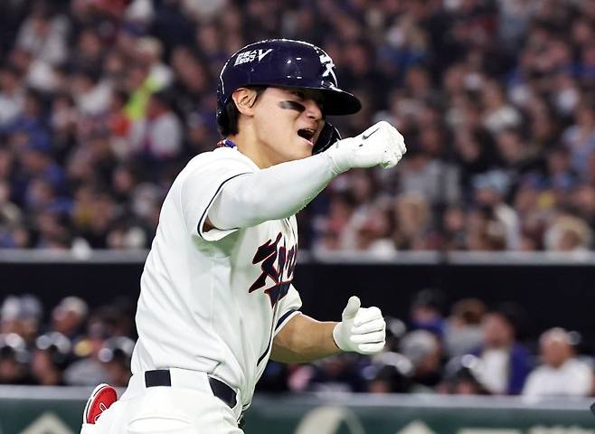 8일 일본 도쿄돔에서 열린 2026 월드베이스볼클래식 조별리그 C조 대한민국과 대만의 경기. 대한민국 김도영이 6회말 1사 1루때 역전 투런홈런을 친 뒤 그라운드를 돌고 있다.뉴스1