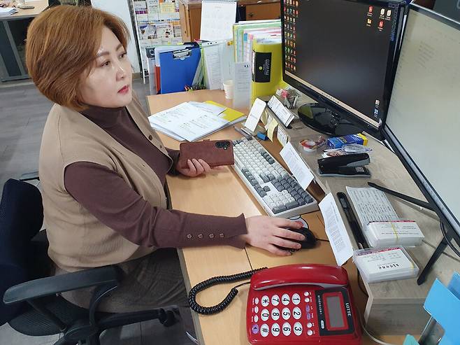 사단법인 노동인권회관에서 외국인노동자에게 각종 상담을 해주는 상담국장 도한나씨가 컴퓨터 앞에 앉아 업무를 보고 있다. 도씨는 하루에 한번은 관련 홈페이지에 들어가 새로운 공지나 보도 자료가 있는지 검색한다. 이서수 제공
