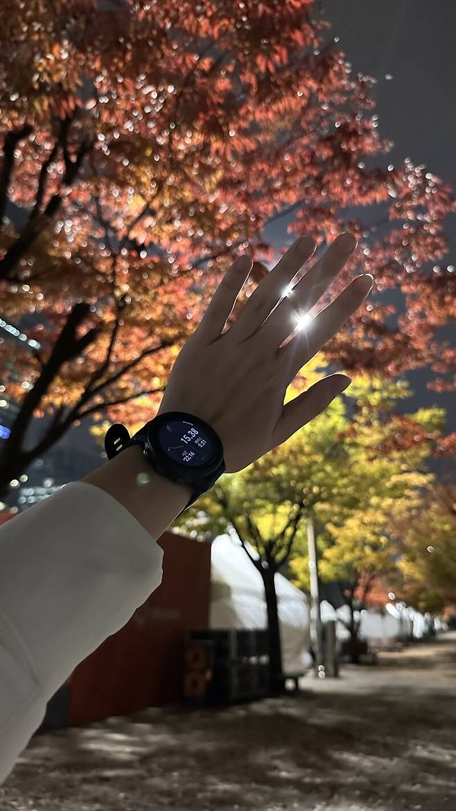 매일 달리기를 하며 러닝 실력을 쌓은 이가 기록을 보며 만족해하고 있다. 이선연 제공