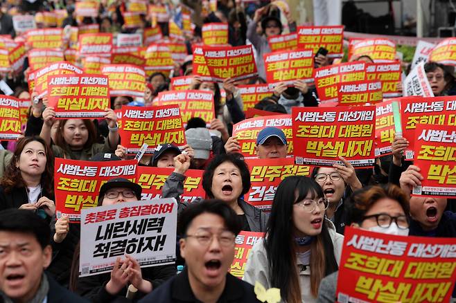 2025년 5월3일 대법원 인근에서 열린 ‘이재명 선거법 사건’ 파기 환송 항의 집회 참가자들이 손팻말을 들고 구호를 외치고 있다. 김영원 기자