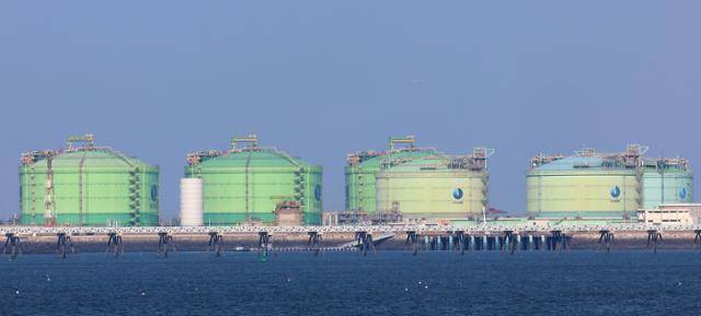 미국과 이스라엘의 공습을 받은 이란의 호르무즈해협 봉쇄 영향으로 액화천연가스(LNG) 가격 상승 우려가 커지고 있다. 4일 국내 최대 규모의 LNG 저장능력을 갖추고 있는 인천 연수구 송도 한국가스공사 인천생산기지 내 LNG 저장탱크 모습. 연합뉴스