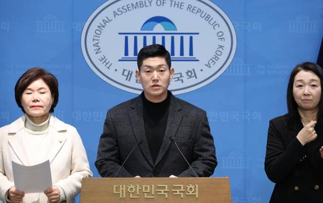 김재섭(가운데) 국민의힘 의원이 1월 30일 국회 소통관에서 이재명 정부 부동산 공급대책을 비판하고 있다. 뉴스1