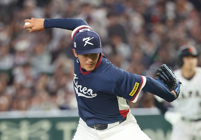 <yonhap photo-4952="">7일 일본 도쿄돔에서 열린 2026 월드베이스볼클래식(WBC) 조별리그 C조 2차전 대한민국과 일본의 경기. 1회말 한국 선발 고영표가 역투하고 있다. [사진=연합뉴스]</yonhap>