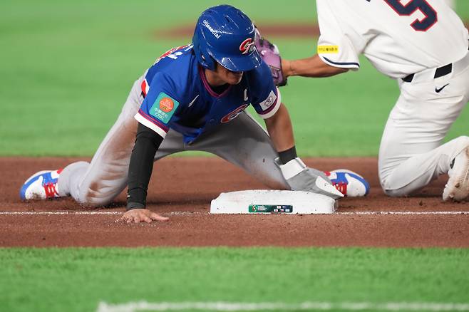 <yonhap photo-5579="">대만 천제셴이 8일 열린 2026 WBC 한국전 연장 승부치기에서 베이스러닝을 하고 있다. [AP=연합뉴스]</yonhap>