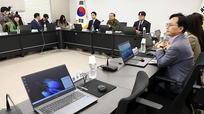 국민의힘 이정현 공천관리위원장이 26일 서울 영등포구 여의도 중앙당사에서 열린 제9회 전국동시지방선거 중앙당 공천관리위원회 3차 회의에서 온라인 공천시스템 홍보 영상을 시청하고 있다.