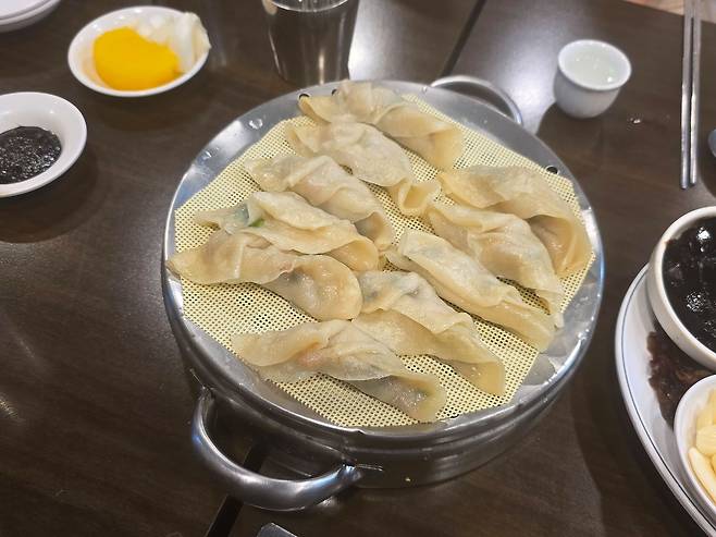 대대문점의 대표 메뉴 찐만두. 사진 송원섭 기자