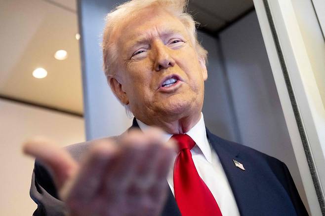 도널드 트럼프 미국 대통령이 7일(현지시간) 델라웨어주 도버에서 플로리다주 마이애미로 향하는 에어포스 원 기내에서 기자들과 대화하던 중 손을 앞으로 뻗어 보이고 있다. AFP=연합뉴스