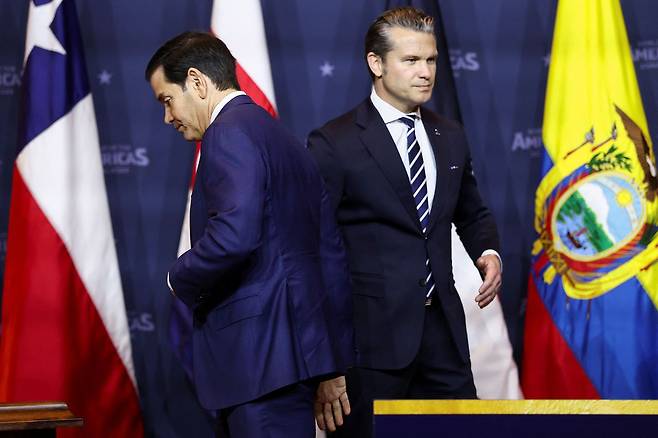 마코 루비오 미 국무장관의 연설이 끝난 뒤 피트 헤스세스 전쟁(국방)장관이 연단에 오르고 있다. 트럼프 대통령이 쿠바를 이란에 이은 다음 타깃으로 지목하며 쿠바 이민자 가정 출신인 루비오 장관을 사실상의 '해결사'로 투입한 가운데, 헤그세스 장관은 중동과 중남미에서의 '두개의 전쟁' 가능성에 대해 자신감을 표하고 있다. 로이터=연합뉴스