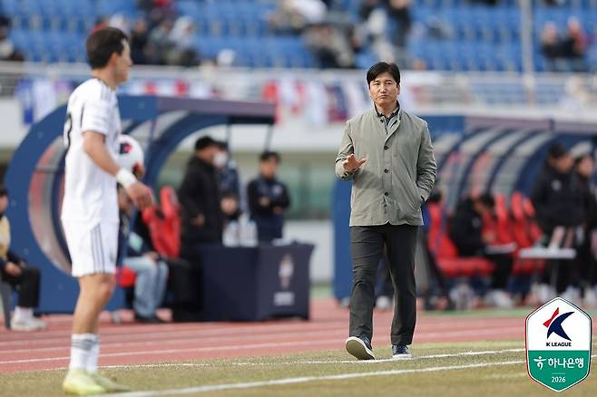 프로축구 전북 현대 정정용(오른쪽) 감독. 사진 프로축구연맹