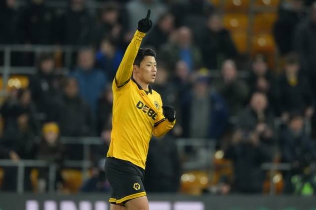 ▲ 울버햄튼 원더러스 FC 황희찬이 7일(한국 시간) 잉글랜드 울버햄튼 몰리뉴 스타디움에서 열린 리버풀 FC와 2025-2026 에미레이트 FA컵 16강에서 만회골을 터트린 뒤 기뻐하고 있다. AP/연합뉴스