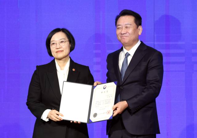 ▲ 지난 5일 서울 영등포구 중소기업중앙회에서 열린 중소ㆍ벤처ㆍ소상공인 민관 정책협의회 출범식에서 한성숙 중소벤처기업부 장관이 민간 공동위원장인 이광재 전 국회 사무총장에게 위촉장을 수여한 뒤 기념촬영하고 있다.