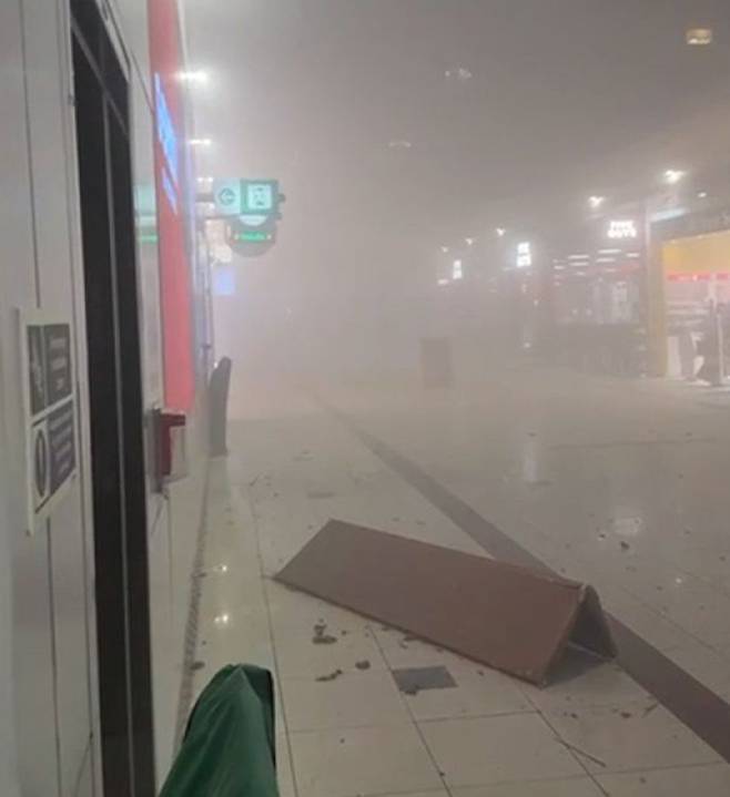 드론 요격 파편 피해 입은 두바이 공항 내부 (3월 1일)