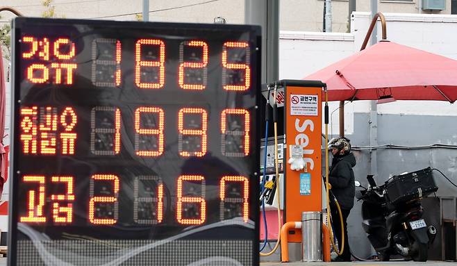 서울 시내 한 주유소에 휘발유·경유 가격이 표시되어 있다.2026.03.05 사진=한경 최혁 기자