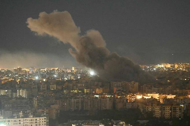 이스라엘 공습으로 7일(현지시간) 레바논 베이루트 남부 교외 지역에 연기가 피어오르고 있다. AFP연합뉴스