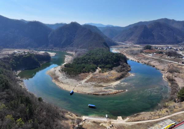 영화 ‘왕과 사는 남자’의 역사적 배경이 된 강원 영월군 청령포에 관광객 발걸음이 이어지고 있다. 연합뉴스