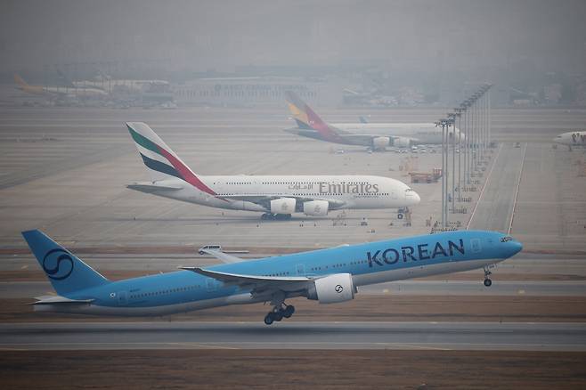 An Emirates Airbus A380 aircraft that has remained parked at the airport after its flight was cancelled is seen at Incheon International Airport on March 5. [REUTERS/YONHAP]