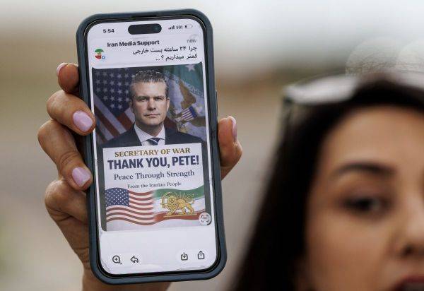 5일(현지시간) 미국 플로리다주 탬파의 맥딜 공군기지 내 미 중부사령부(CENTCOM) 본부 입구 앞에서 활동가들이 이란과의 전쟁을 지지하는 시위를 벌이고 있다. EPA연합뉴스