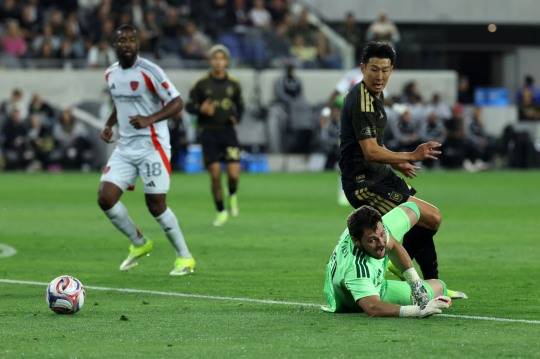 상대 골키퍼와 경합하는 손흥민. 사진[Kiyoshi Mio-Imagn Images=연합뉴스]