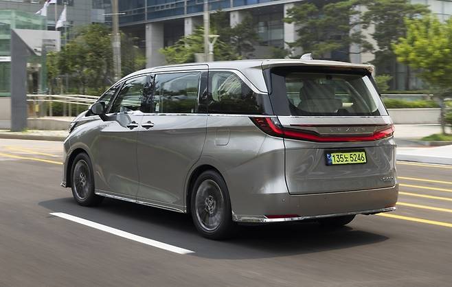 쇼퍼드리븐카로 인기를 끌고 있는 렉서스 LM [사진제공=토요타]