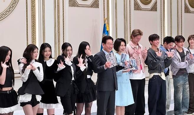 이재명 대통령과 김혜경 여사가 지난 5일 청와대 영빈관에서 개최한 2026 밀라노·코르티나담페초 동계올림픽 선수단 격려 오찬 행사에서 아이돌그룹 아일릿·코르티스와 기념 사진을 찍고 있다. [엑스(X) 갈무리]