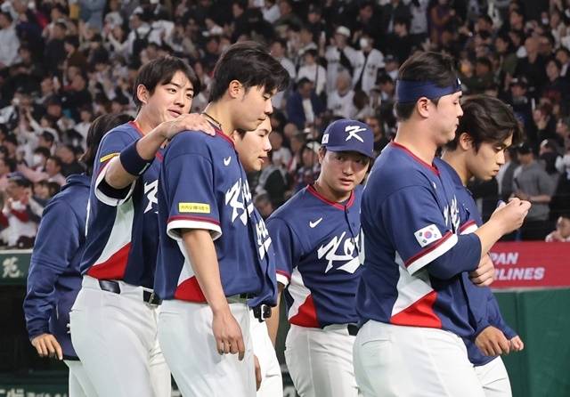 7일 일본 도쿄돔에서 열린 2026 월드베이스볼클래식(WBC) 조별리그 C조 2차전 대한민국과 일본의 경기에서 6-8로 패배한 한국 선수들이 아쉬워하고 있다. 사진=연합뉴스