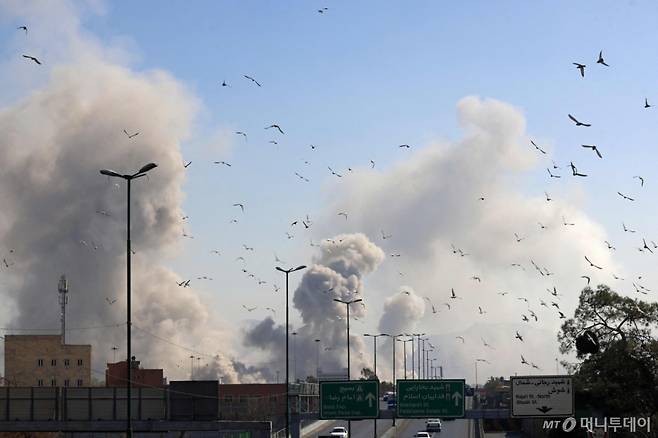 (테헤란 AFP=뉴스1) 최종일 선임기자 = 5일(현지시간) 이스라엘의 공습 이후 이란 테헤란에서 연기가 치솟고 있다. 2026.03.05 ⓒ AFP=뉴스1 Copyright (C) 뉴스1. All rights reserved. 무단 전재 및 재배포, AI학습 이용 금지. /사진=(테헤란 AFP=뉴스1) 최종일 선임기자