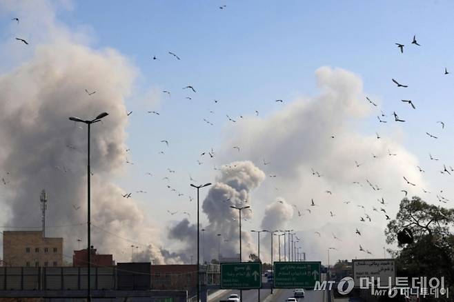 (테헤란 AFP=뉴스1) 최종일 선임기자 = 5일(현지시간) 이스라엘의 공습 이후 이란 테헤란에서 연기가 치솟고 있다. 2026.03.05 ⓒ AFP=뉴스1 Copyright (C) 뉴스1. All rights reserved. 무단 전재 및 재배포, AI학습 이용 금지. /사진=(테헤란 AFP=뉴스1) 최종일 선임기자