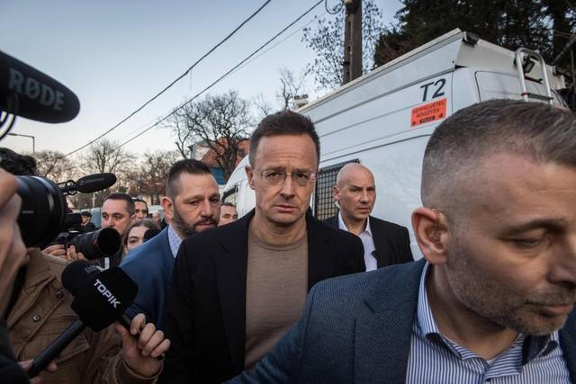 시야르토 페테르 헝가리 외교장관이 6일 반 젤렌스키 시위가 이어지고 있는 부다페스트의 우크라이나 대사관 앞에 도착하고 있다. AFP 연합뉴스