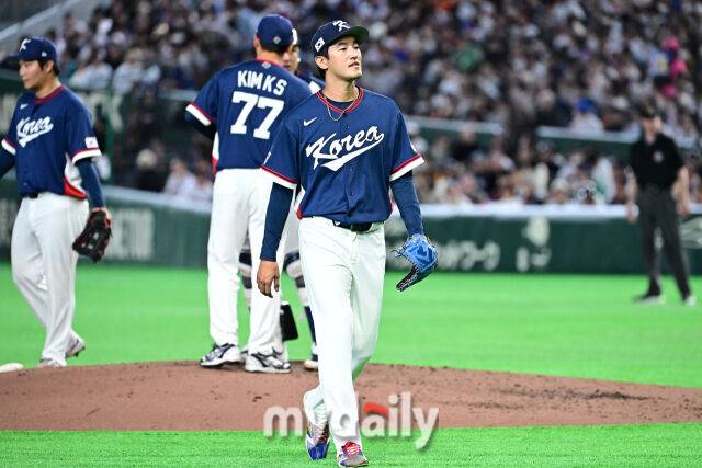 7일 일본 도쿄돔에서 열린 2026 월드 베이스볼 클래식(WBC) 조별리그 한국-일본 경기. 선발 고영표가 일본 스즈키에게 3회말 2사에 연타석 역전 솔로포를 내주고 교체되고 있다./도쿄(일본)=한혁승 기자