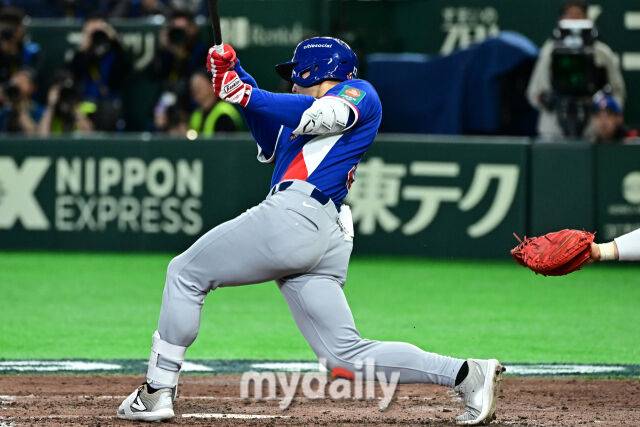 8일 일본 도쿄돔에서 열린 2026 월드 베이스볼 클래식(WBC) 조별리그 한국-대만 경기. 페어차일드가 8회초 2사 2루에 역전 투런포를 치고 있다./도쿄(일본)=한혁승 기자