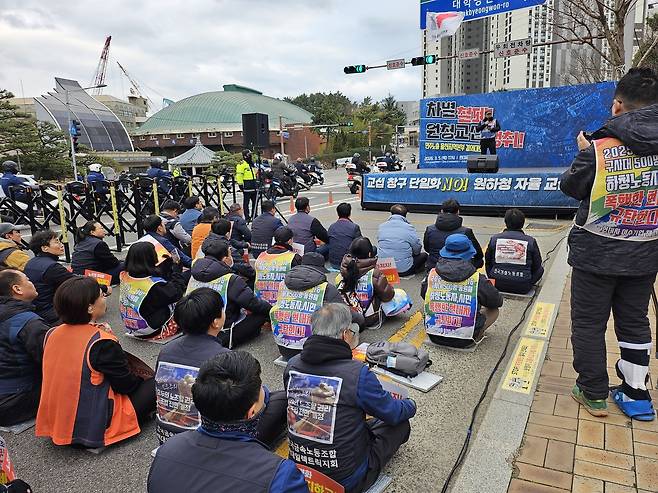노란봉투법 시행을 앞둔 지난 5일 울산 HD현대중공업 조선소 정문에서 민주노총 금속노조 관계자들이 원청 교섭 확대를 요구하는 집회를 열고 있다. 박혜원 기자