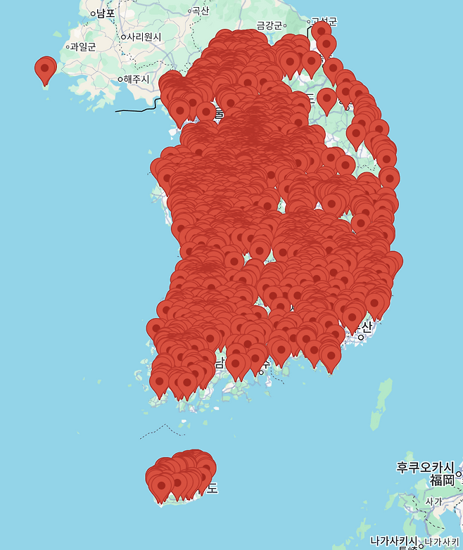 동물보호단체 카라의 인터넷 홈페이지에 공개된 전국 개농장 지도. 플래그를 누르면 농장의 주소지, 규모, 지역, 위법 여부 등을 확인할 수 있다. [‘카라아카이브 캡처]