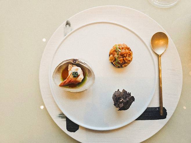 두 번째 맞이요리. 시계방향으로 주은의 증편(오른쪽 아래), 비채나의 옹피조개구이, 소설한남의 성게비빔밥. 채상우 기자