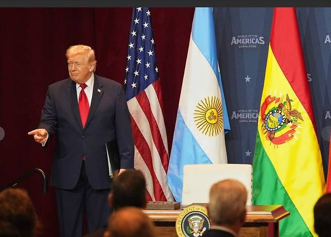 [마이애미=AP/뉴시스] 도널드 트럼프 대통령이 7일 플로리다주 마이애미 도럴 골프 클럽에서 중남미 12개국 정상들을 모아 가진 ‘미주의 방패(Shield of the Americas) 정상회의’에서 발언하고 있다.  *재판매 및 DB 금지