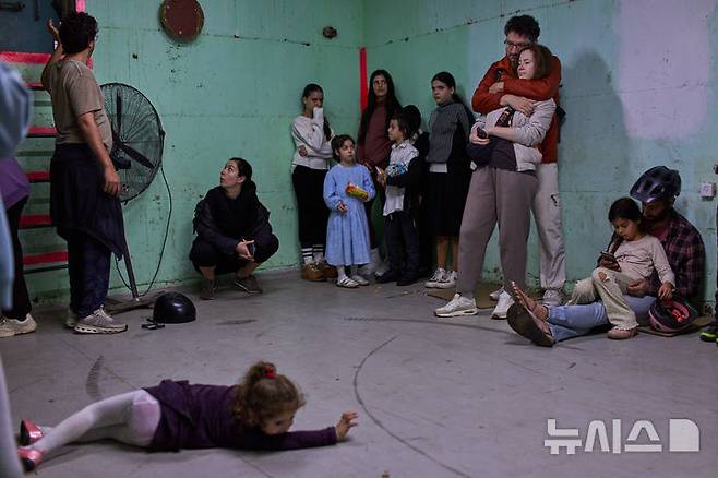 [텔아비브=AP/뉴시스] 7일 이스라엘 텔아비브에서 공습 사이렌이 울리자 주민들이 방공호로 대피해 있다.2026.03.08.