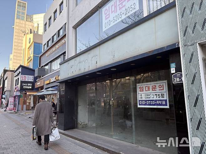 [서울=뉴시스]신유림 기자=개강 후 나흘이 지난 6일 오후 서울 서대문구 신촌 골목의 한 상가에 '임대 문의' 전단이 붙어 있다. 개강 시즌에도 한산한 거리의 모습. 2026.03.06. spicy@newsis.com