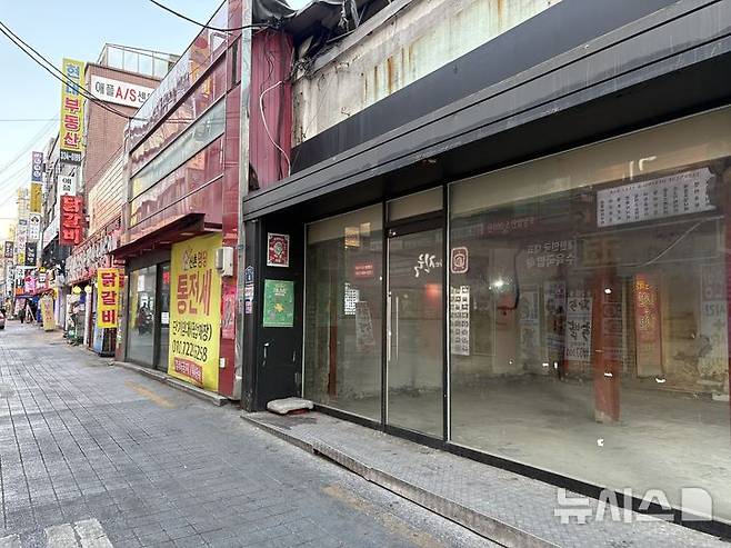 [서울=뉴시스] 개강 후 나흘이 지난 6일 오후 서울 서대문구 신촌 골목의 한 상가에 '임대 문의' 전단이 붙어 있다. 개강 시즌에도 한산한 거리의 모습. 2026.03.06. spicy@newsis.com