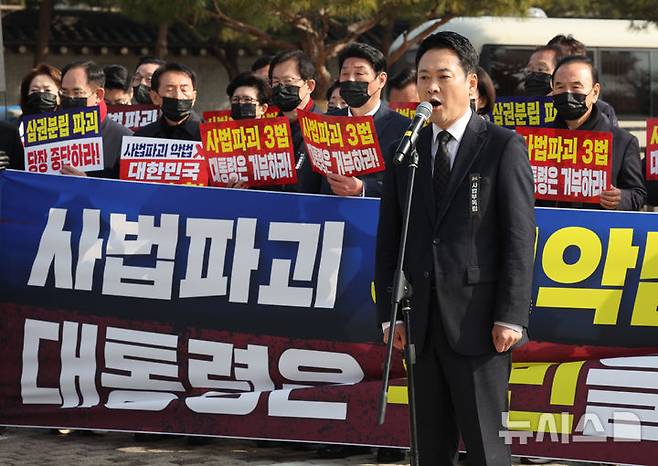 [서울=뉴시스] 배훈식 기자 = 장동혁 국민의힘 대표가 5일 오전 서울 종로구 청와대 사랑채 분수대 앞에서 열린 현장 의원총회에서 발언하고 있다. 2026.03.05. dahora83@newsis.com