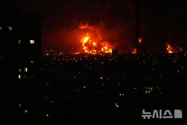[AP/뉴시스] 7일 이스라엘-미국 공격에 이란 수도 테헤란 남부의 석유비축 시설에서 화염이 치솟고 있다