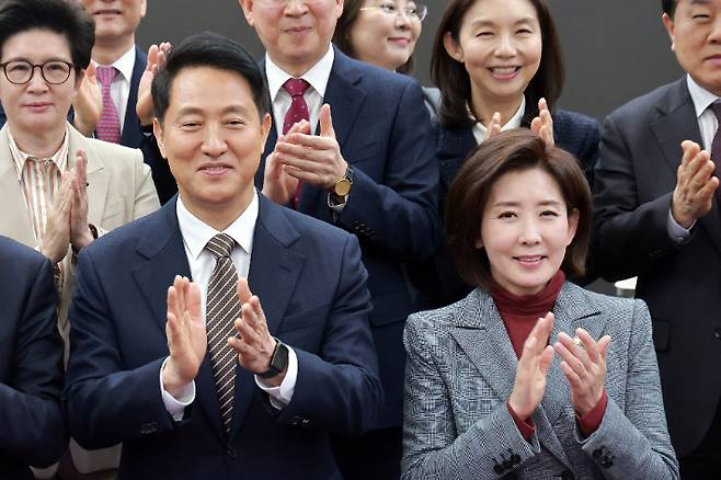 기념 촬영하는 오세훈 서울시장(왼쪽). 연합뉴스