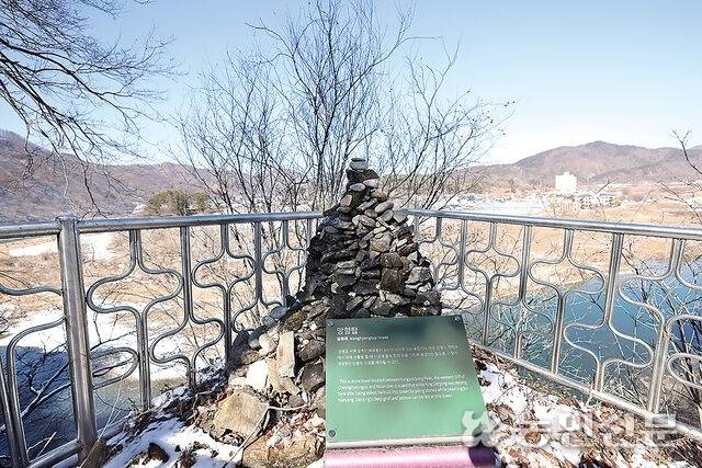 단종이 고향을 그리며 쌓았다고 전해지는 망향탑.