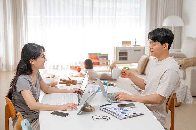 영국 경제 일간지 ‘파이낸셜타임스(FT)’에 따르면, 재택근무 확산이 저출생 위기를 극복할 새로운 열쇠가 될 수 있다는 연구가 나왔다. 클립아트코리아