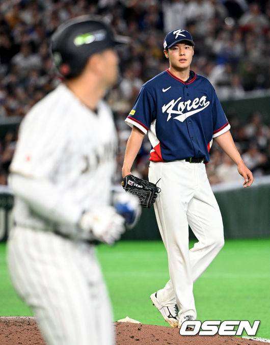 [OSEN=도쿄(일본), 손용호 기자] 7일 일본 도쿄돔에서 2026 월드베이스볼클래식(WBC) 조별리그 C조 대한민국과 일본의 경기가&nbsp;열렸다. 7회말 2사 만루에서 한국 김영규가 일본 요시다에 역전 밀어내기 볼넷을 허용하고 있다. 2026.03.07&nbsp;/spjj@osen.co.kr