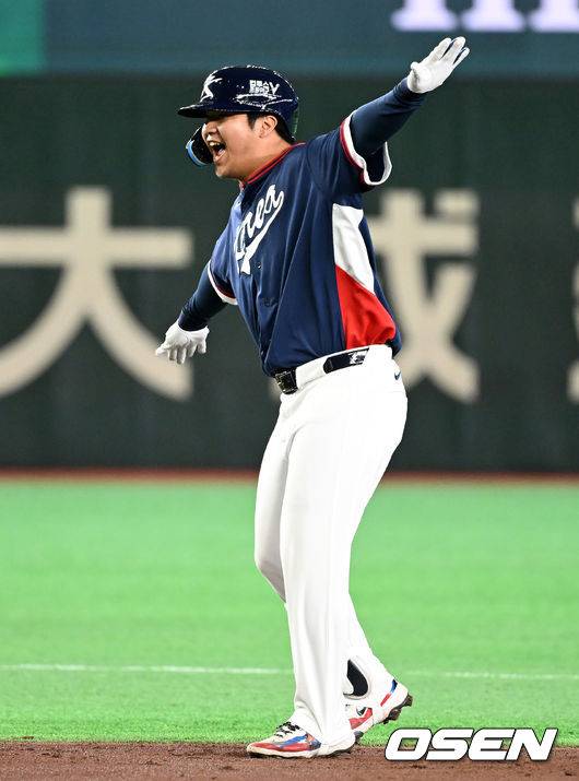 [OSEN=도쿄(일본), 손용호 기자] 7일 일본 도쿄돔에서 2026 월드베이스볼클래식(WBC) 조별리그 C조 대한민국과 일본의 경기가&nbsp;열렸다. 1회초 2사 1,2루에서 한국 문보경이 2타점 적시 좌중간 2루타를 날리며 세리머니를 하고 있다. 2026.03.07&nbsp;/spjj@osen.co.kr